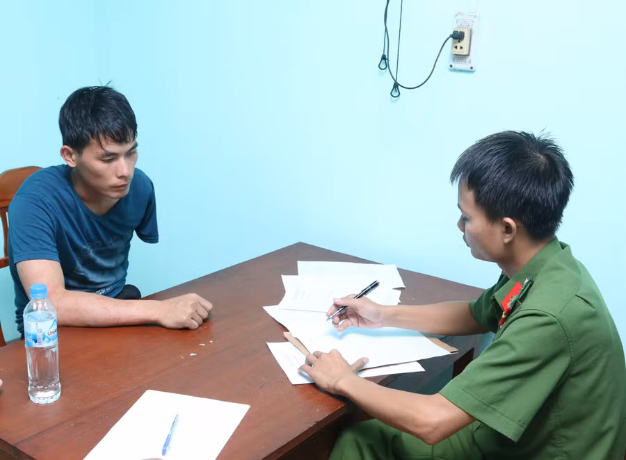 Đối tượng người Lào tại cơ quan điều tra Công an tỉnh Quảng Bình.