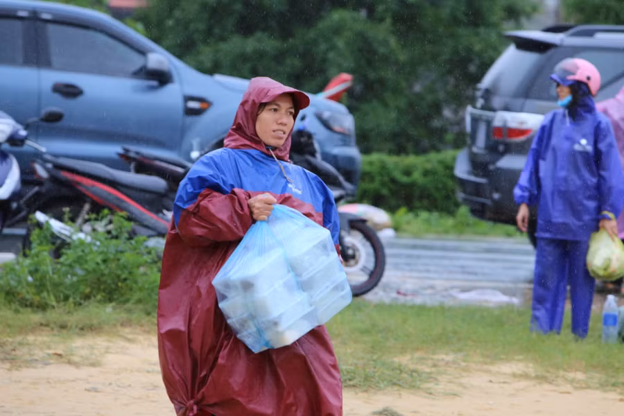 Những suất cơm được chuyển ngay ra thuyền để đưa vào cho người dân vùng lũ