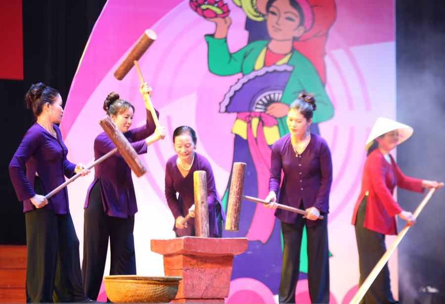 Hò khoan Lệ Thủy luôn được người dân cất lên trong lao động và cả những sinh hoạt hàng ngày. Hò khoan Lệ Thủy luôn được người dân cất lên trong lao động và cả những sinh hoạt hàng ngày.