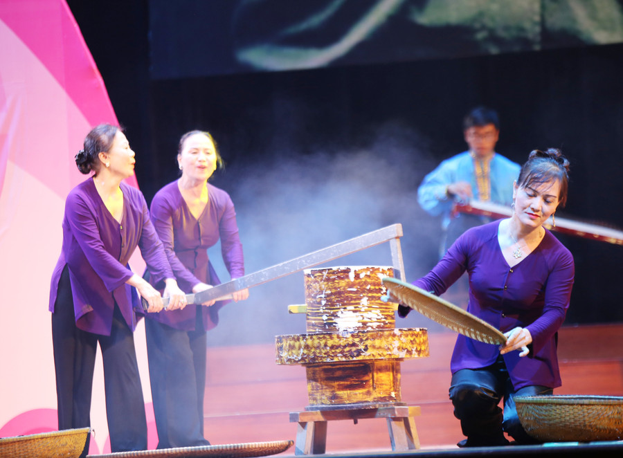 Hò khoan Lệ Thủy luôn được người dân cất lên trong lao động và cả những sinh hoạt hàng ngày. Hò khoan Lệ Thủy luôn được người dân cất lên trong lao động và cả những sinh hoạt hàng ngày.