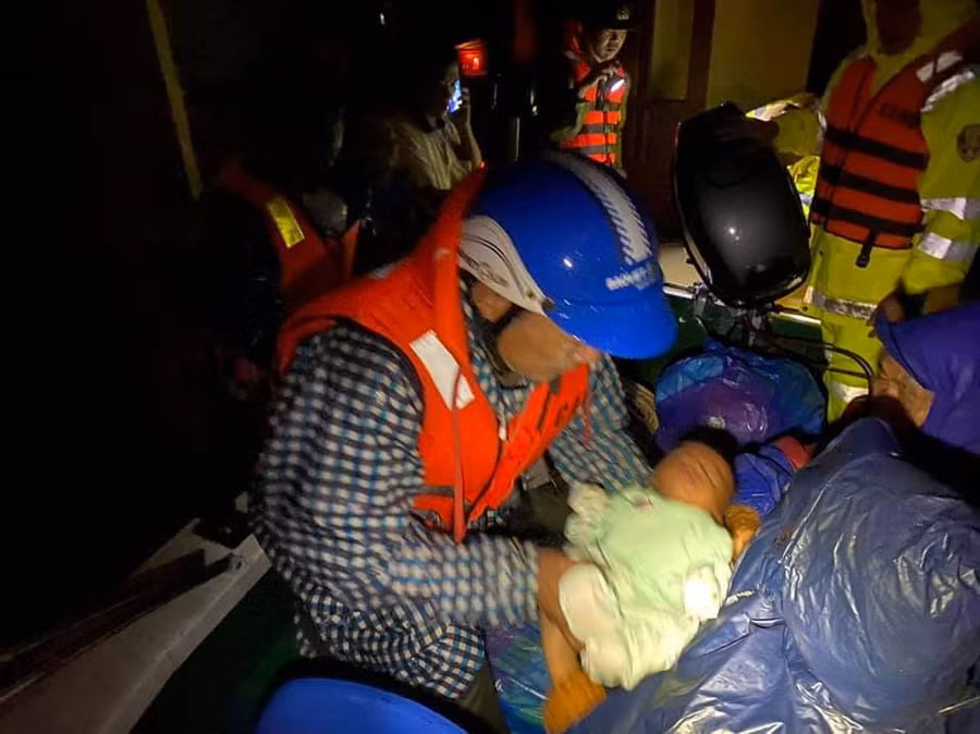 Lực lượng chức năng ứng cứu em bé trong mưa lũ