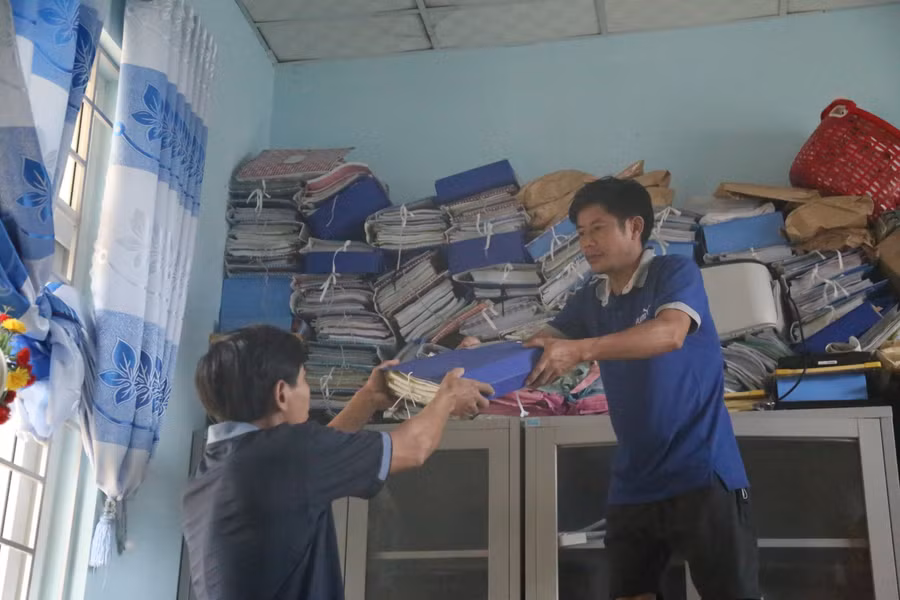 Giáo viên Trường TH&amp;THCS Triệu Hoà (Hải Lăng - Quảng Trị) dọn hồ sơ tài liệu lên cao để tránh lũ.