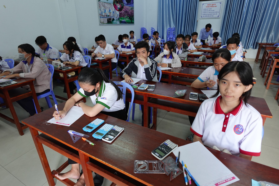 Thí sinh vào phòng chuẩn bị thi.