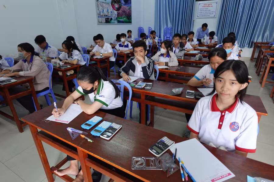 Thí sinh vào phòng chuẩn bị thi.