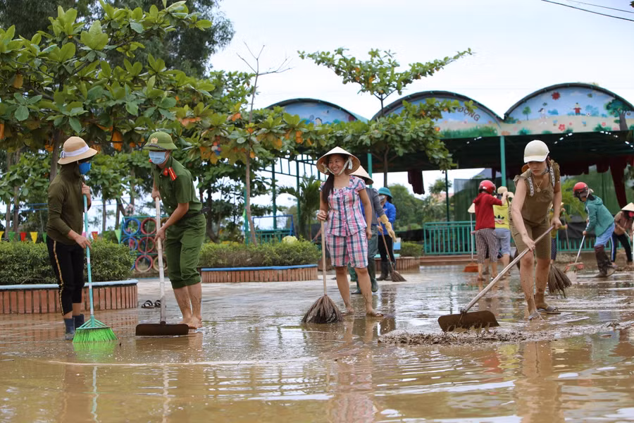 Việc dọn dẹp sau lũ có sự tham gia của các bậc phụ huynh