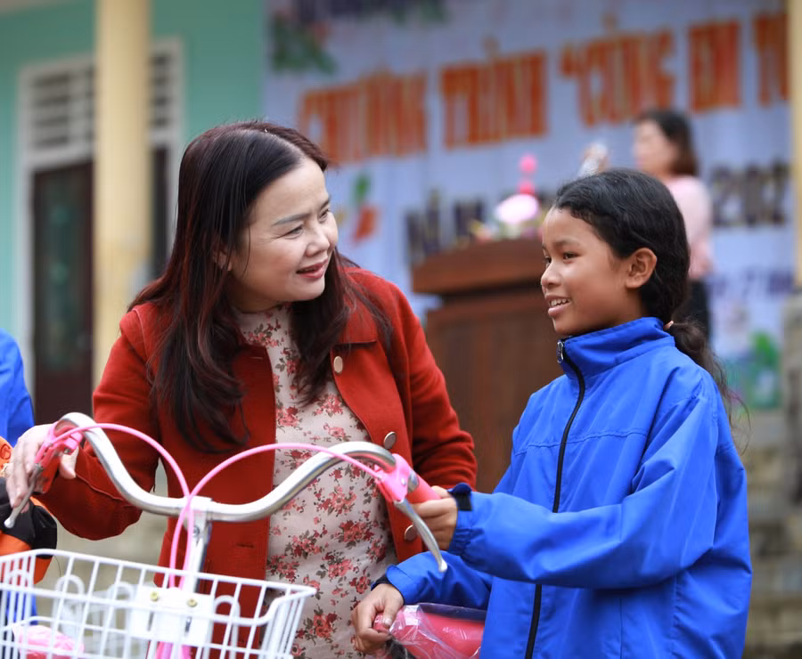 Bà Lê Thị Hương, Giám đốc Sở GD&amp;ĐT tỉnh Quảng Trị thăm hỏi và động viên học sinh.