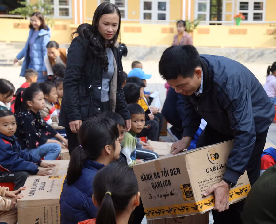 Những phần quà ý nghĩa, thiết thực cho các em học sinh Trường TH số 4 Hưng Trạch khi Tết Nguyên đán cận kề.