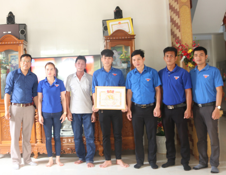 Ông Đặng Đại Bàng, phó Bí thư tỉnh Đoàn Quảng Bình trao bằng khen cho em Phạm Thế Cường vì có thành tích cứu người. Ông Đặng Đại Bàng, phó Bí thư tỉnh Đoàn Quảng Bình trao bằng khen cho em Phạm Thế Cường vì có thành tích cứu người.