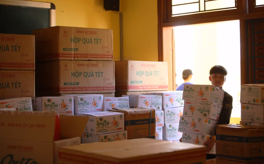 Quà tặng cho học sinh trung học tại xã Hướng Phùng huyện Hướng Hoá tỉnh Quảng Trị