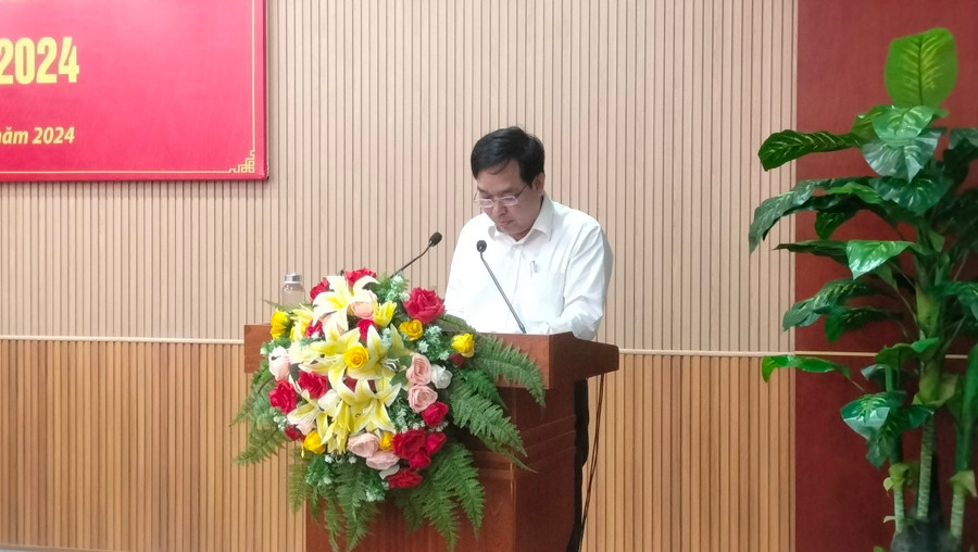 Ông Lê Văn Ngời, Chánh Văn phòng UBND tỉnh Cà Mau thông tin tại cuộc họp. Ông Lê Văn Ngời, Chánh Văn phòng UBND tỉnh Cà Mau thông tin tại cuộc họp.