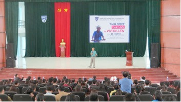 Buổi nói chuyện của GS Trương Nguyện Thành thu hút nhiều cán bộ, giảng viên, sinh viên và học sinh tham dự