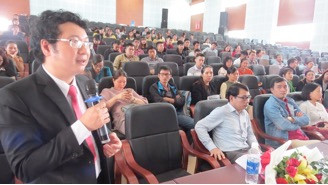 TS. Trương Chí Hiếu – Giám đốc Phân hiệu trao đổi với GS Trương Nguyện Thành