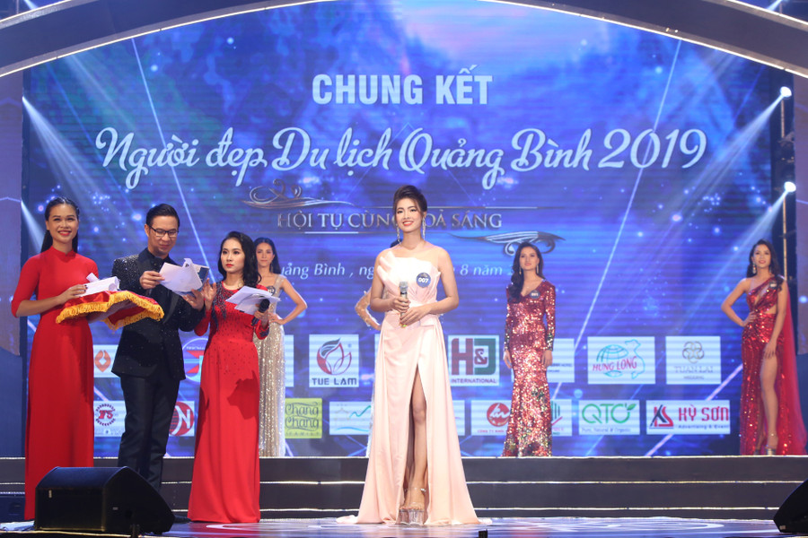 Thí sinh mang số báo danh 007 Trần Ngọc Huyền trả lời câu hỏi của ban giám khảo cuộc thi