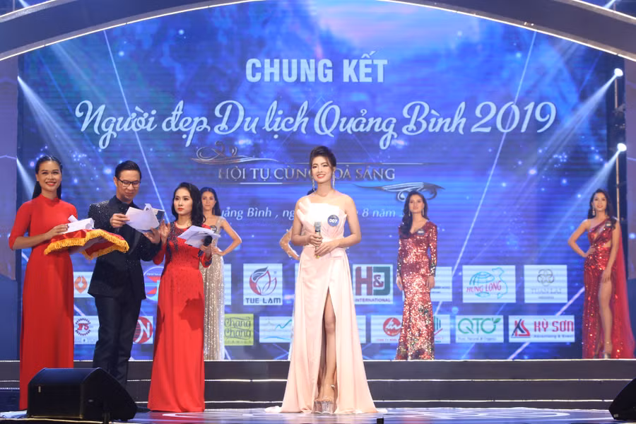 Thí sinh mang số báo danh 007 Trần Ngọc Huyền trả lời câu hỏi của ban giám khảo cuộc thi