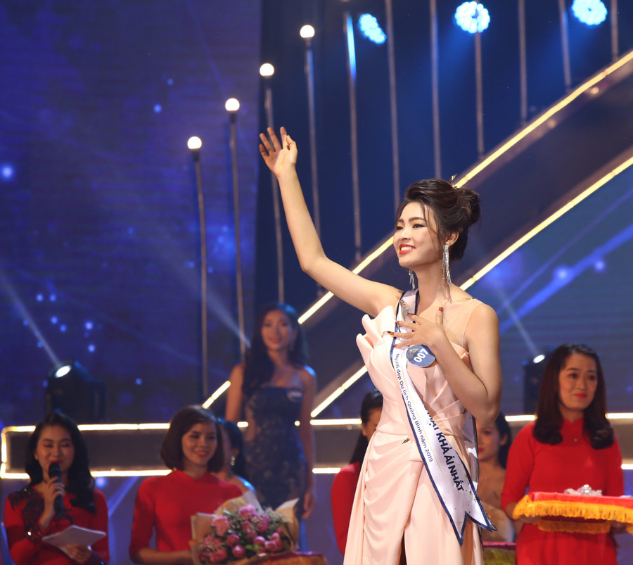 Trần Ngọc Huyền xuất sắc vượt qua 24 thí sinh của đêm chung kết để nhận danh hiệu "Người đẹp du lịch Quảng Bình" lần thứ 1