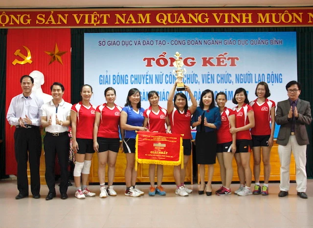 Trường THPT Quang Trung đã xuất sắc giành cúp vô địch của giải đấu năm 2017