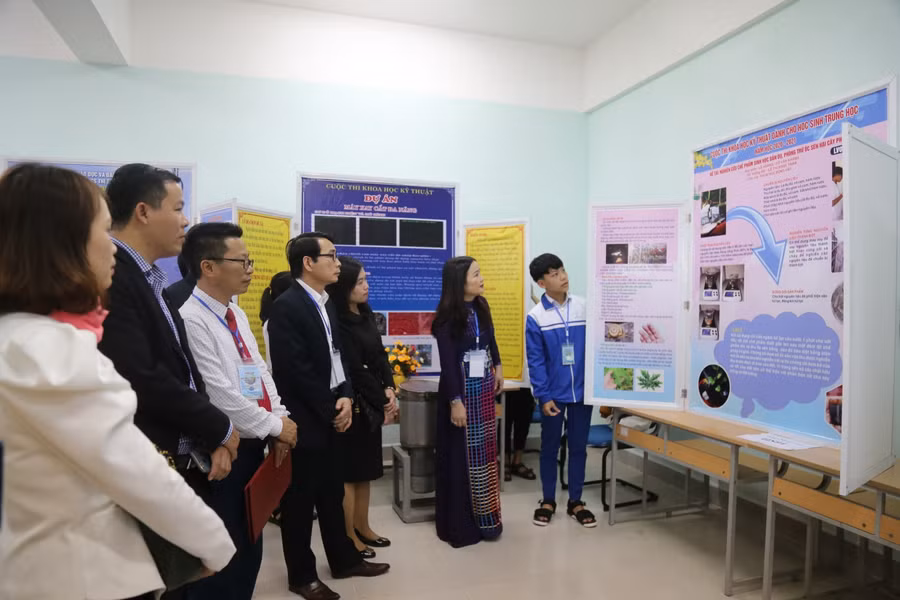 Học sinh thuyết trình về đề tai "Nghiên cứu chế phẩm sinh học dẫn dụ và phòng trừ ốc sên hại cây phong lan".