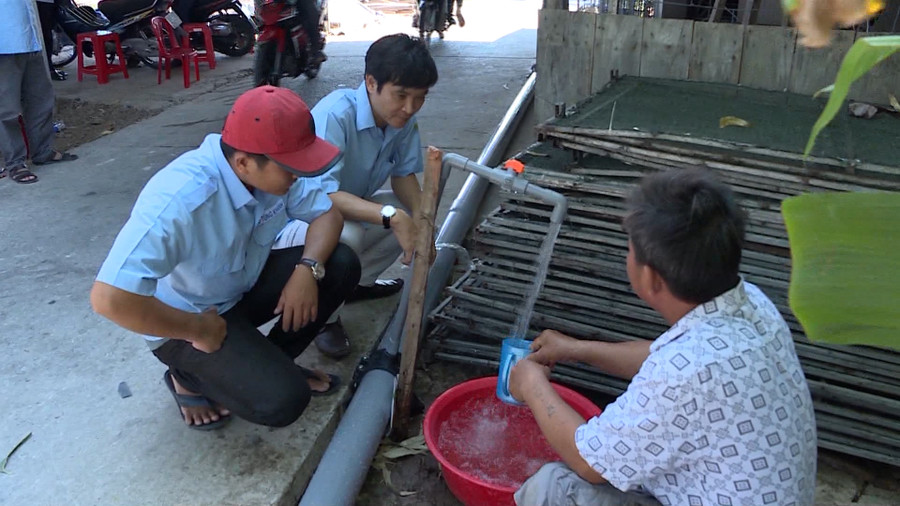 Đường ống cấp nước kéo đến nhà hộ dân. (Ảnh tư liệu)