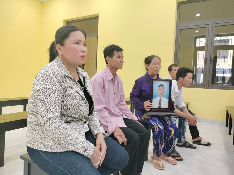 Người nhà nạn nhân có mặt tại phiên tòa. Người nhà nạn nhân có mặt tại phiên tòa.