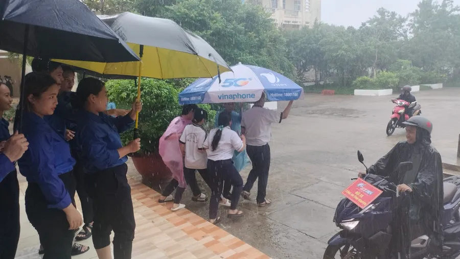 Bạc Liêu mưa tầm tã, tình nguyện viên phát áo mưa, che dù, chở thí sinh về nhà