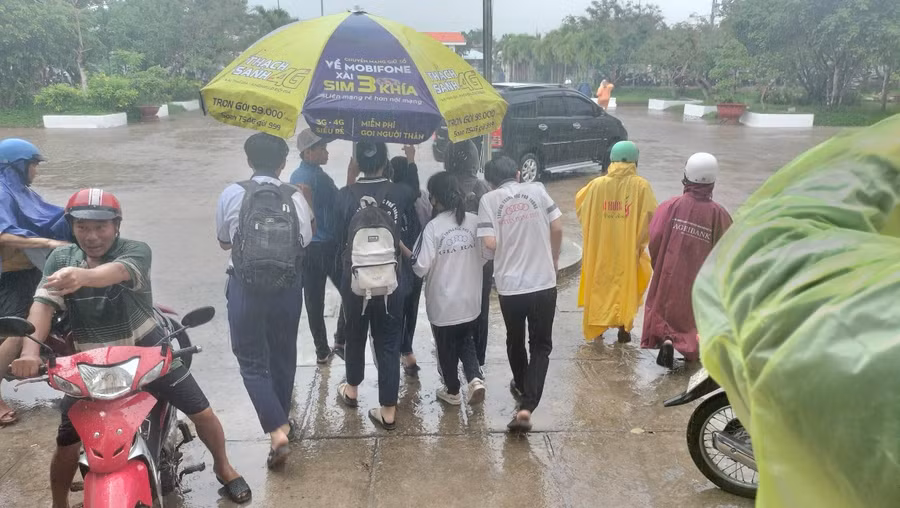 Lực lượng tình nguyện viên hỗ trợ thí sinh ra về.