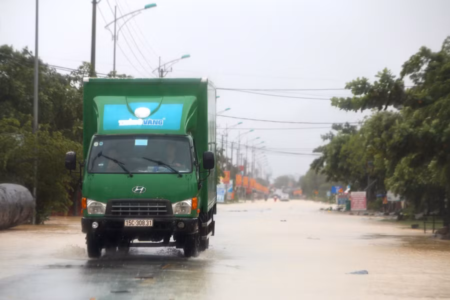 Tuyến đường huyết mạch dẫn vào trung tâm Thị trấn Kiến Giang (Lệ Thuỷ) bị ngập nước từ trưa ngày 8/10.