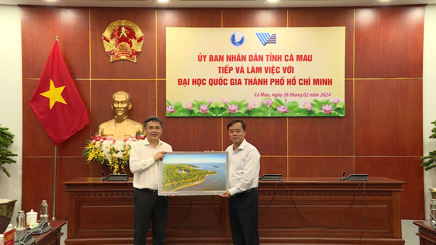 Hai đơn vị trao tặng quà lưu niệm cho nhau. Hai đơn vị trao tặng quà lưu niệm cho nhau.