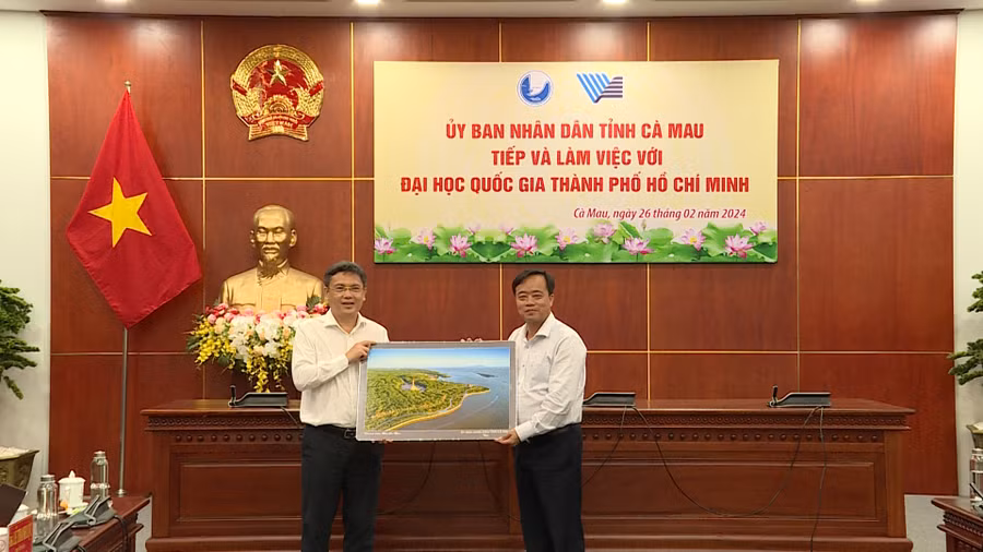 Hai đơn vị trao tặng quà lưu niệm cho nhau.