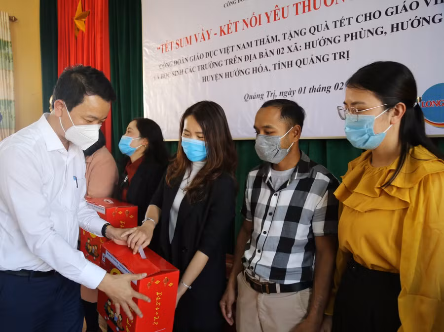 Ông Võ Văn Minh, Phó giám đốc Sở GD&amp;ĐT tỉnh Quảng Trị trao quà cho các giáo viên