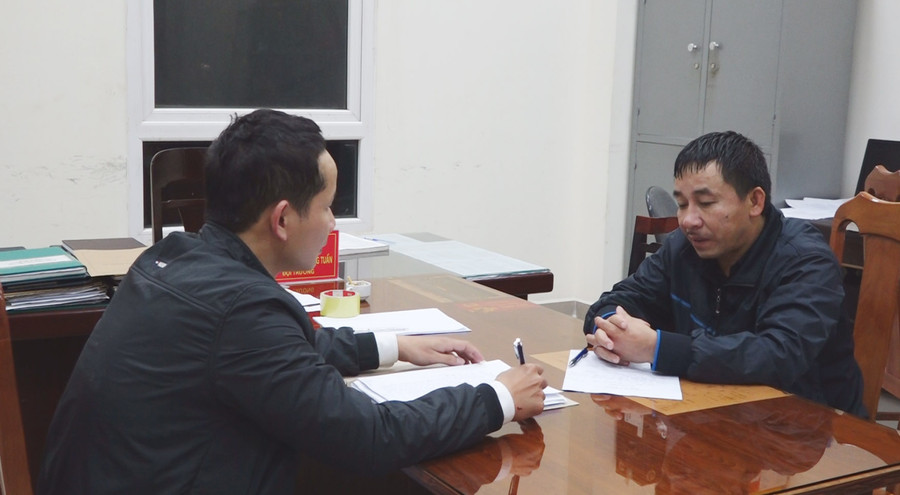 Đối tượng Nho (phải) khai nhận hành vi mua bán, tàng trữ pháo của mình trước cơ quan Công an.