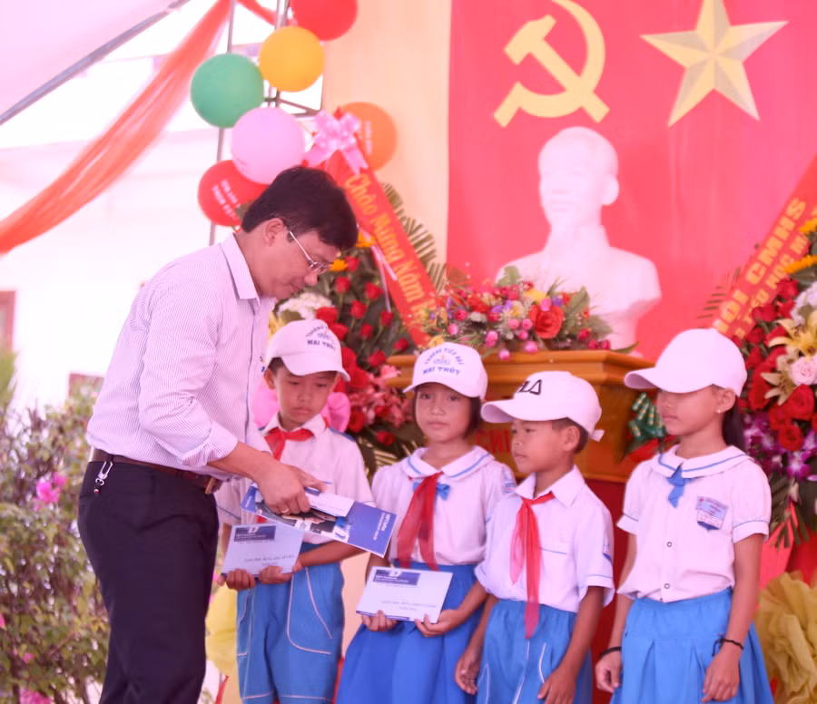 Đại diện VNPT huyện Lệ Thủy trao tặng quà cho học sinh khó khăn trường TH Mai Thủy nhân dịp khai giảng năm học mới.