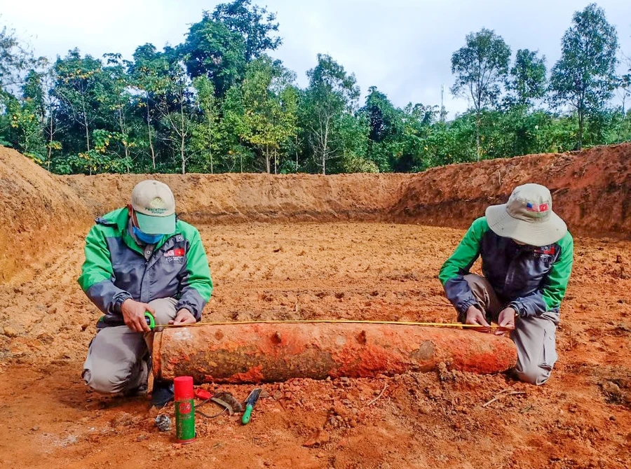 Đội Xử lý bom mìn lưu động EOD1 tiến hành di chuyển quả bom về nơi tập kết