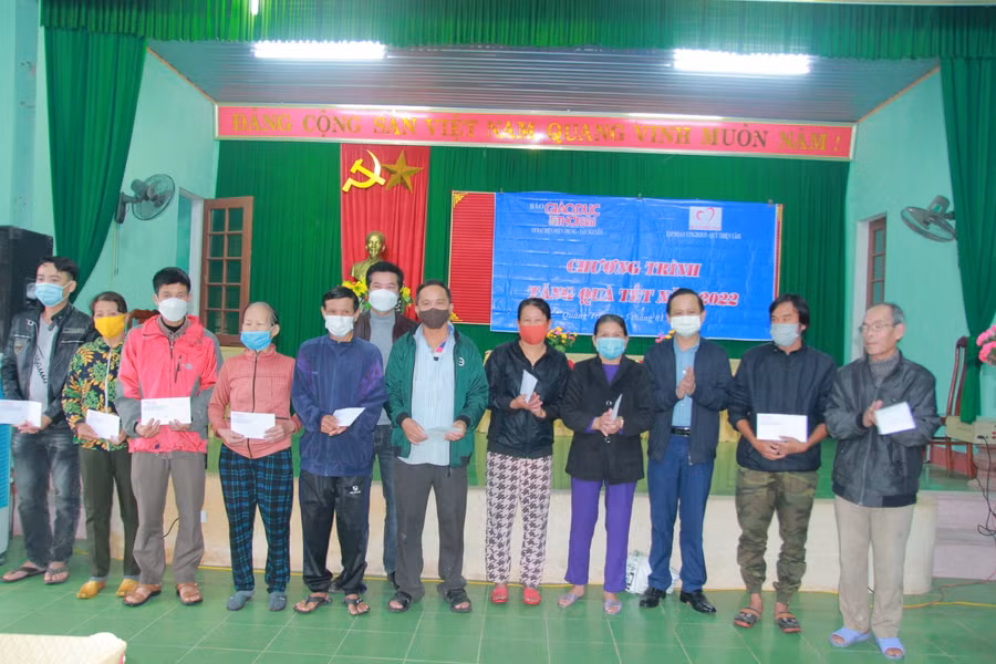 Nhà báo Nguyễn Văn Dũng - Trưởng đại diện Văn phòng Báo GD&TĐ khu vực Miền Trung – Tây Nguyên cùng ông Trần Xuân Anh - Bí thư Huyện ủy Triệu Phong trao quà cho các hộ dân.