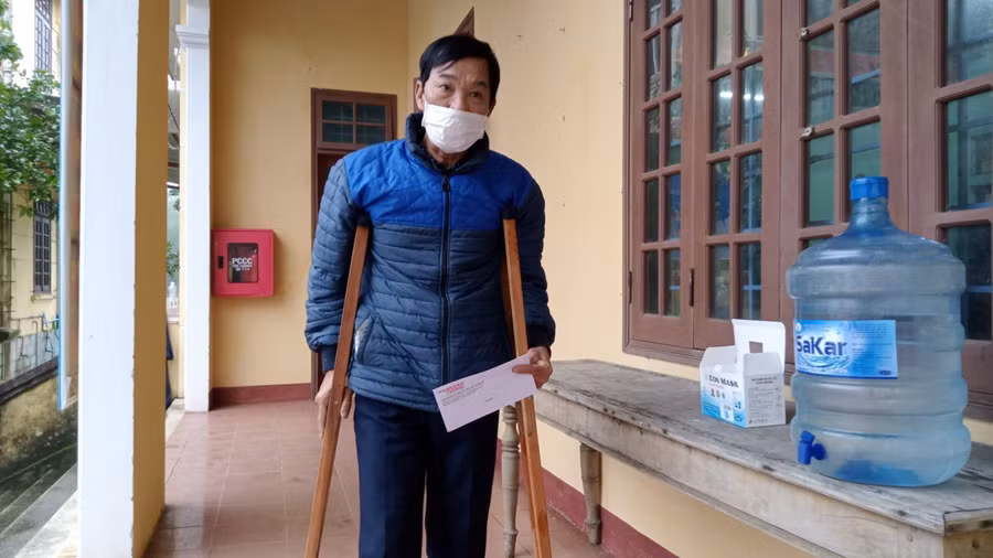 Ông Nguyễn Phước Khiển vui mừng khi nhận được món quà từ nhà tài trợ.