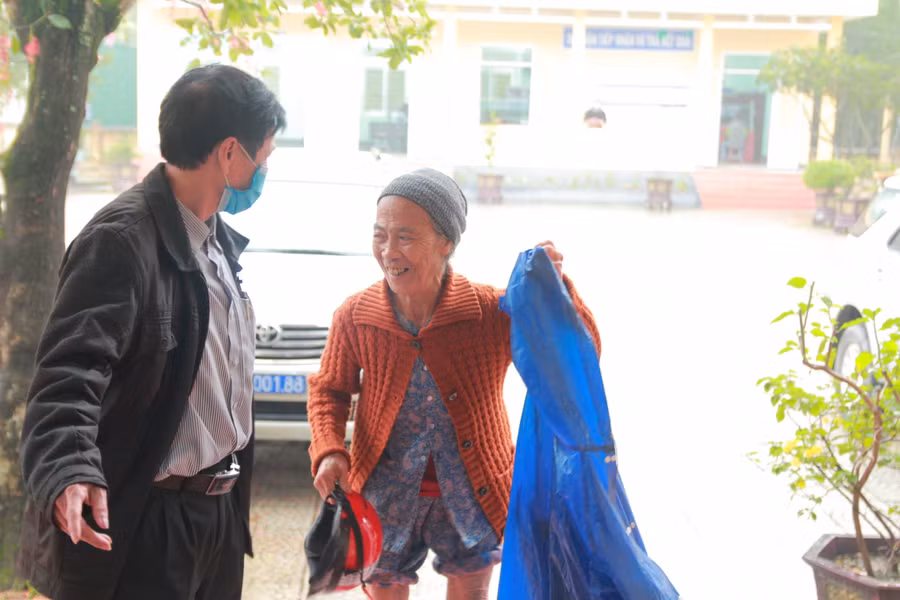 Nhiều người dân không giấu nổi niềm vui khi đến nhận quà.