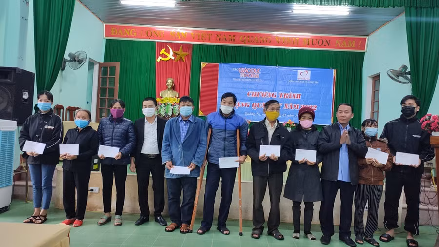 Các suất quà được trao tận tay cho bà con.