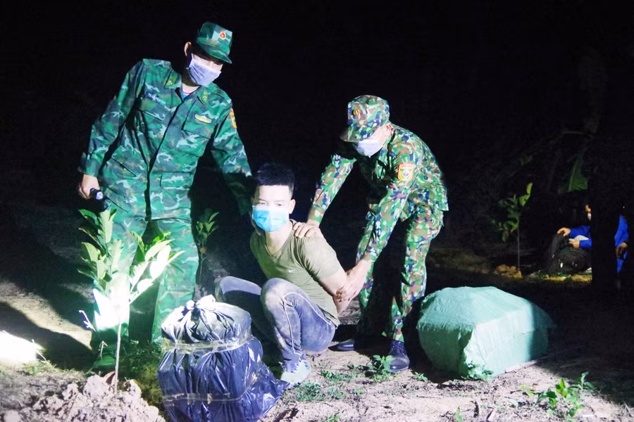 Đối tượng Vũ cùng tang vật bị lực lượng chức năng bắt giữ tại hiện trường.
