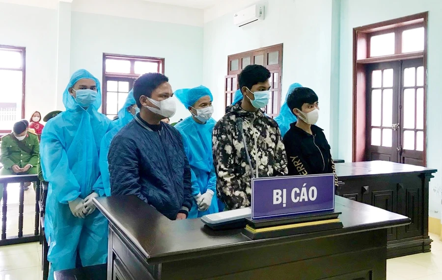 Các bị cáo nghe tòa tuyên án. 