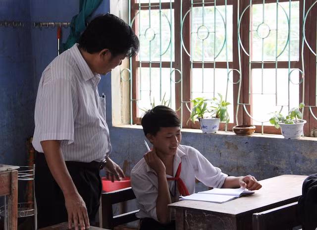 Ông Trần Đình Nhân - Phó Giám đốc Sở GD&ĐT tỉnh Quảng Bình - thăm hỏi động viên học sinh sau mùa lũ