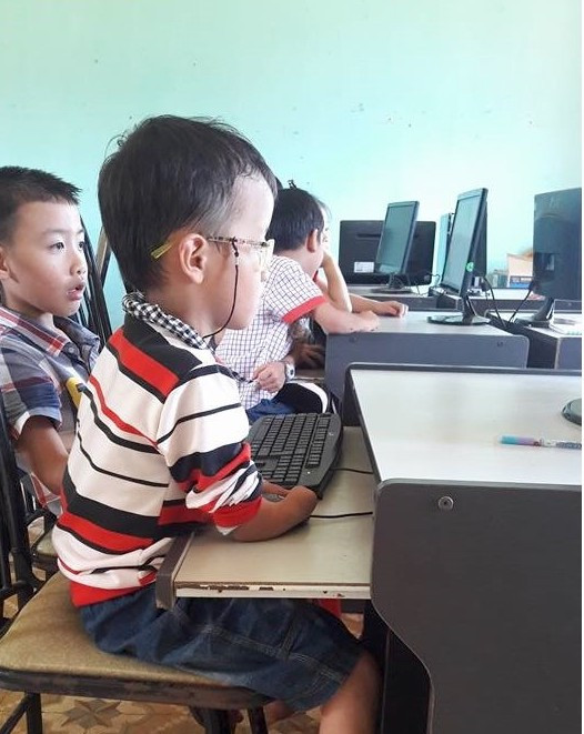 Em Hoàng Đức Sơn trong một tiết thực hành tin học tại nhà trường Em Hoàng Đức Sơn trong một tiết thực hành tin học tại nhà trường