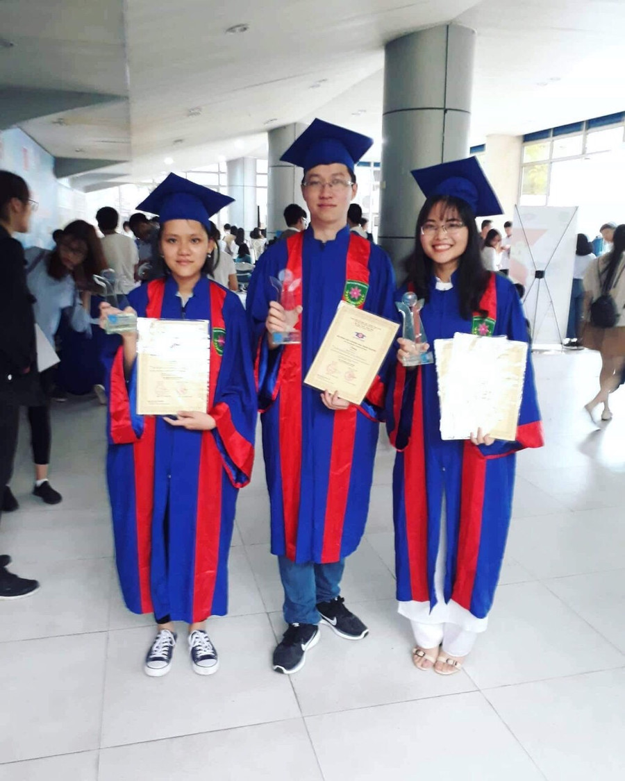 Các học sinh tỉnh Quảng Trị nhận giải thưởng Hoa trạng nguyên năm 2018. Các học sinh tỉnh Quảng Trị nhận giải thưởng Hoa trạng nguyên năm 2018.