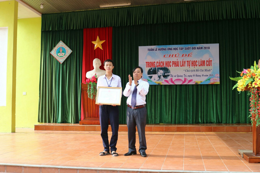 Thừa uỷ quyền của Bộ trưởng Bộ GD&ĐT Phùng Xuân Nhạ, đại diện sở GD&ĐT tỉnh Quảng Trị đã trao bằng khen của bộ trưởng cho học sinh Lê Thanh Tân Nhật. Thừa uỷ quyền của Bộ trưởng Bộ GD&ĐT Phùng Xuân Nhạ, đại diện sở GD&ĐT tỉnh Quảng Trị đã trao bằng khen của bộ trưởng cho học sinh Lê Thanh Tân Nhật.