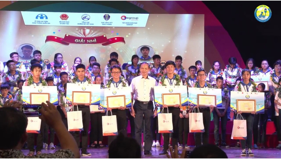 HS Nguyễn Đức Hoài, Trường TH&THCS Vĩnh Hòa, huyện Vĩnh Linh (đứng thứ 2 từ bên trái qua) nhận giải Nhì chung cuộc của Cuộc thi “Giao thông học đường” mùa 3 năm học 2017-2018, tại Hà Nội HS Nguyễn Đức Hoài, Trường TH&THCS Vĩnh Hòa, huyện Vĩnh Linh (đứng thứ 2 từ bên trái qua) nhận giải Nhì chung cuộc của Cuộc thi “Giao thông học đường” mùa 3 năm học 2017-2018, tại Hà Nội