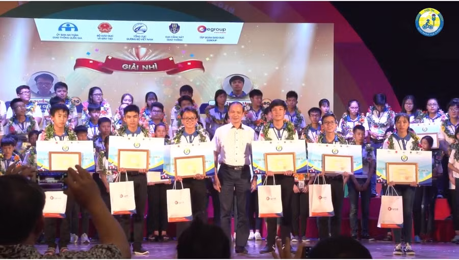 HS Nguyễn Đức Hoài, Trường TH&THCS Vĩnh Hòa, huyện Vĩnh Linh (đứng thứ 2 từ bên trái qua) nhận giải Nhì chung cuộc của Cuộc thi “Giao thông học đường” mùa 3 năm học 2017-2018, tại Hà Nội