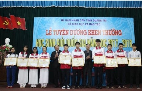 Lãnh đạo tỉnh Quảng Trị trao tặng giấy khen cho những học sinh tham dự kỳ thi học sinh giỏi quốc gia năm 2018 Lãnh đạo tỉnh Quảng Trị trao tặng giấy khen cho những học sinh tham dự kỳ thi học sinh giỏi quốc gia năm 2018