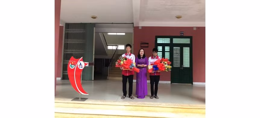 TS. Lê Thị Hương - TUV, Giám đốc Sở GD&ĐT trao tặng Giấy khen cho học sinh