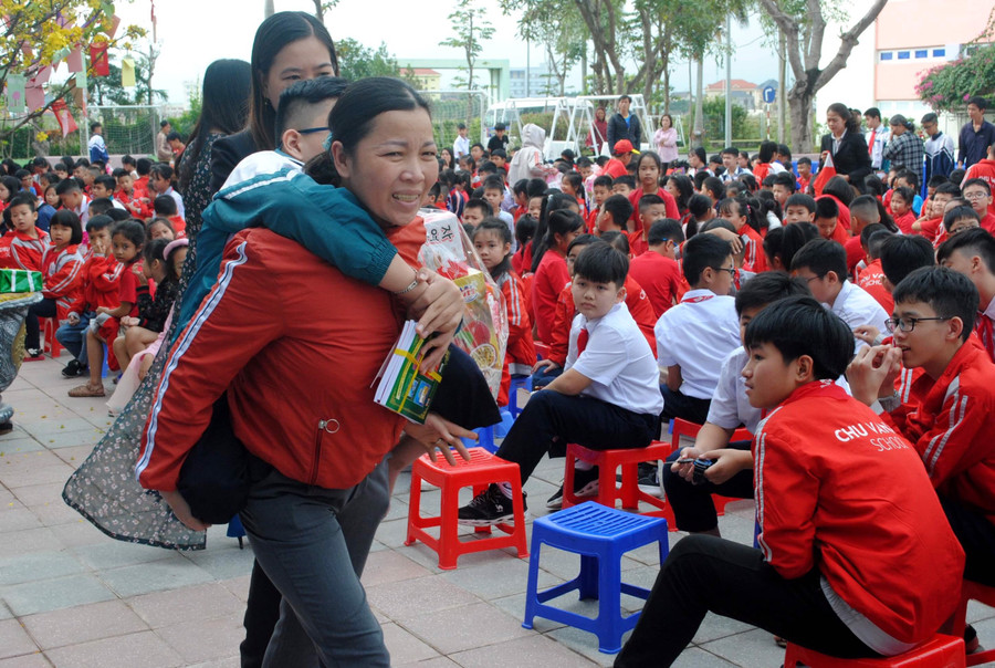 Giáo viên Hệ thống Giáo dục Chu Văn An giúp học sinh Đỗ Công Minh di chuyển.