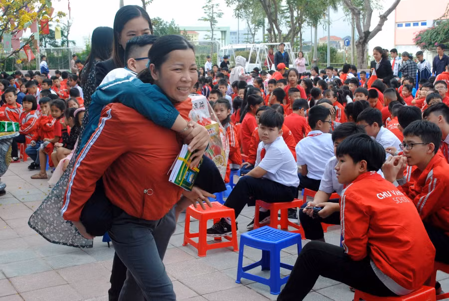 Giáo viên Hệ thống Giáo dục Chu Văn An giúp học sinh Đỗ Công Minh di chuyển.