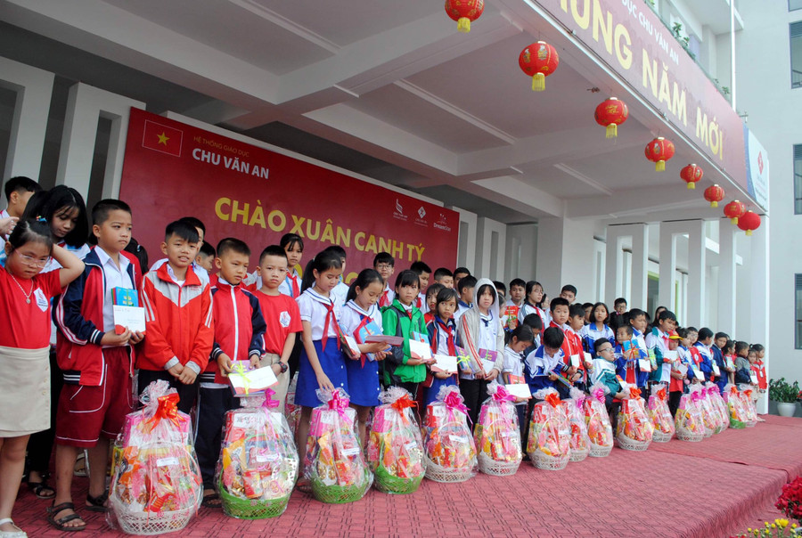 Những phần quà tết đầy ý nghĩa đối với học sinh nghèo vượt khó học giỏi tại Tp. Đồng Hới