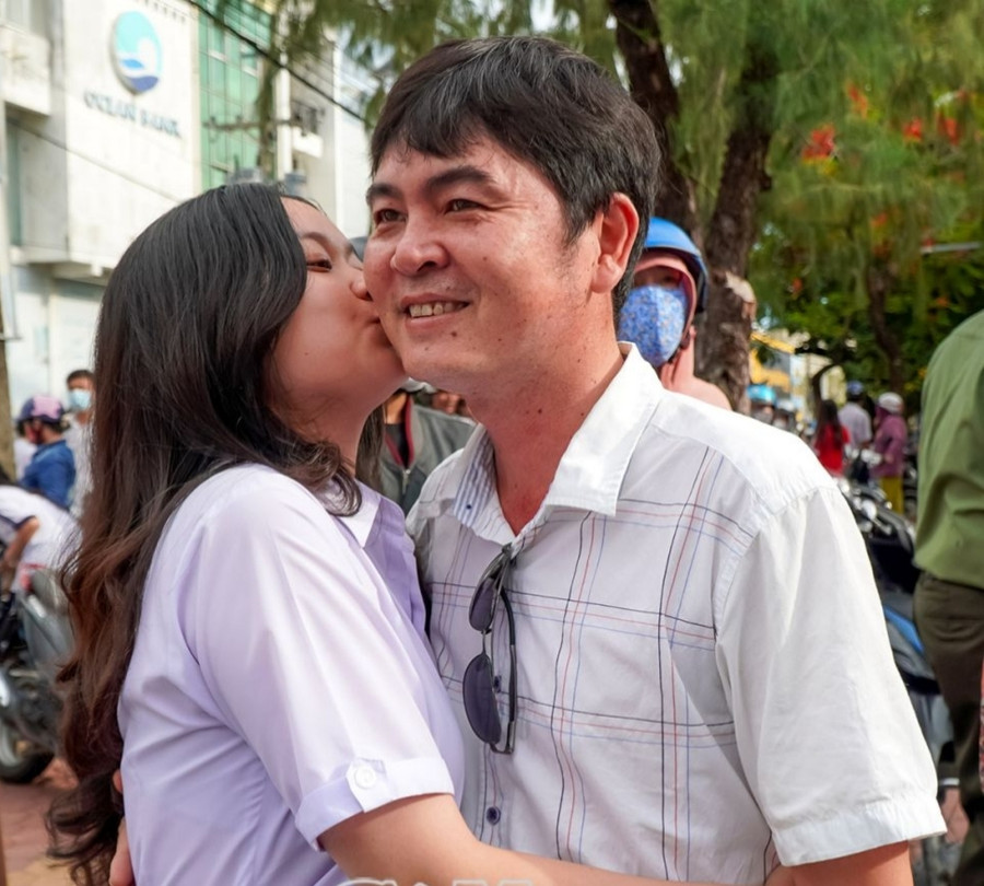 Nụ hôn dành cho cha trước cổng điểm thi, cảm ơn cha vì tất cả.